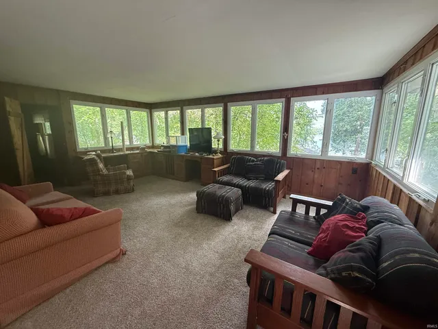 $289,000 | 4350 South 895th Street East, Wolcottville, IN 46795