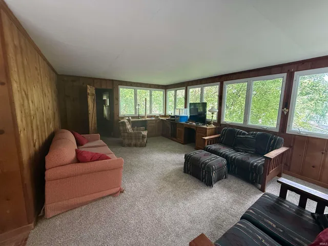 $289,000 | 4350 South 895th Street East, Wolcottville, IN 46795