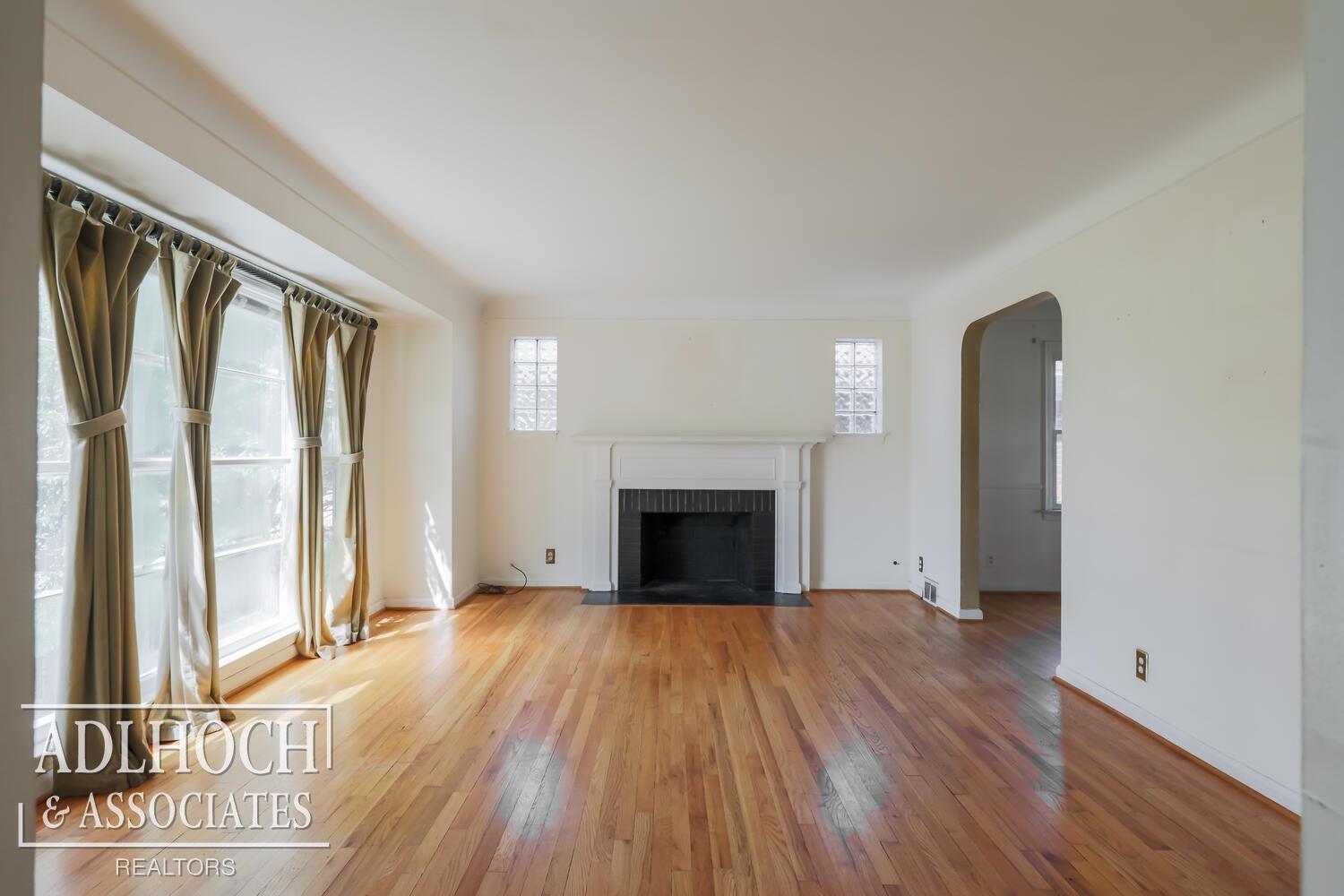 1048 Vernier Road Grosse Pointe Woods, MI 48236 - Photo 5 of 16