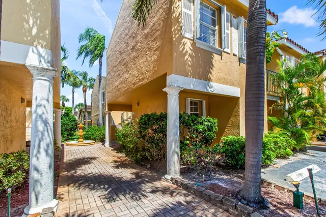 a view of entryway with patio