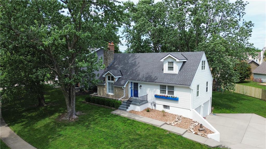 520 Southwest Windmill Lane Lee's Summit, MO 64082 - Photo 2 of 34