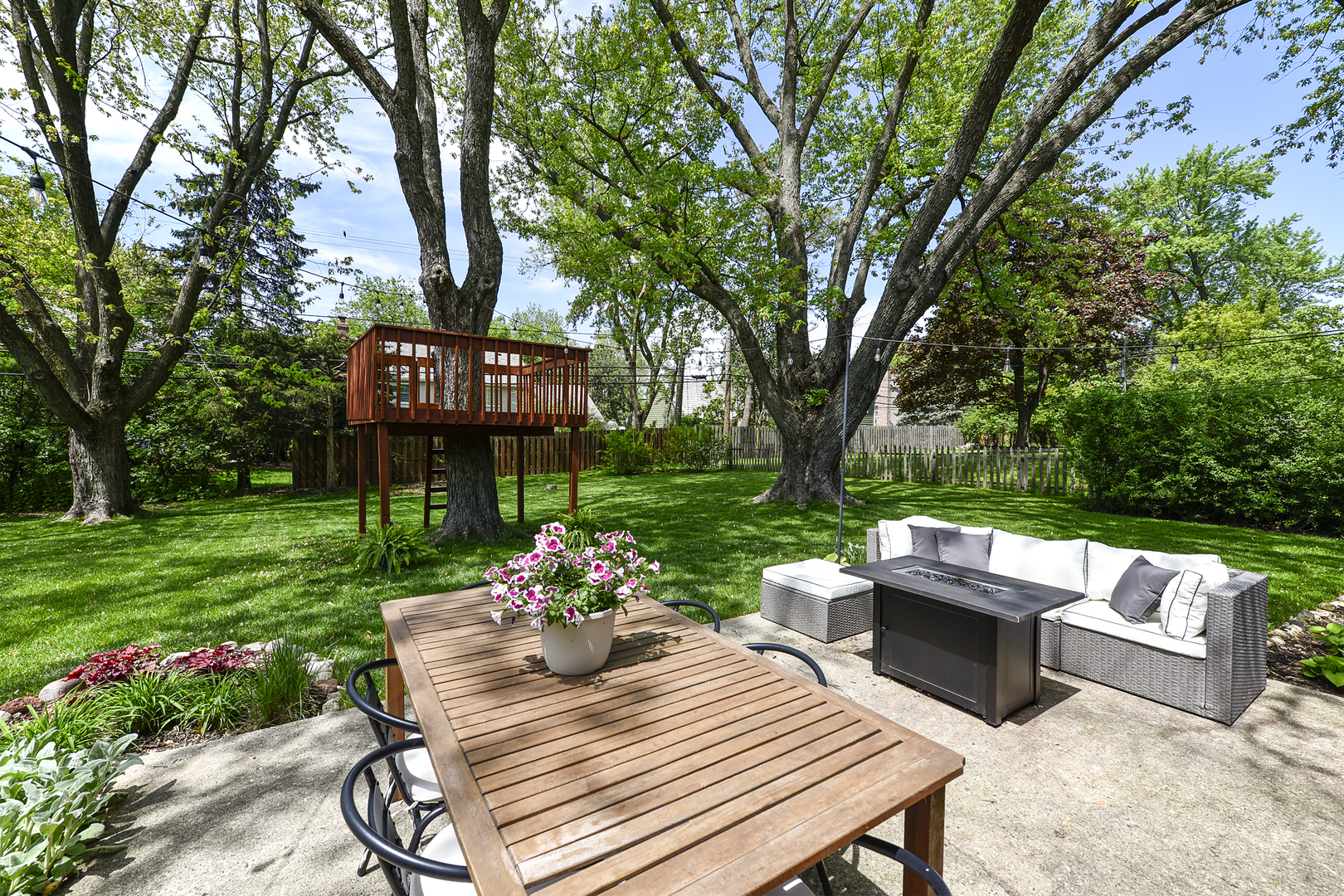 256 Sharon Drive Barrington, IL 60010 - Photo 20 of 23 a view of a tables and chairs in the garden