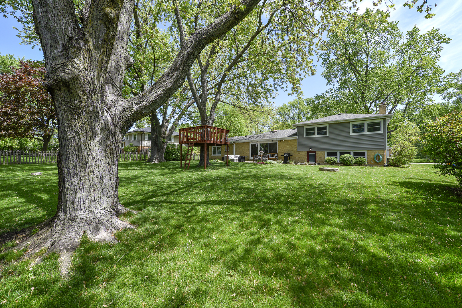 256 Sharon Drive Barrington, IL 60010 - Photo 22 of 23 a front view of a house with garden