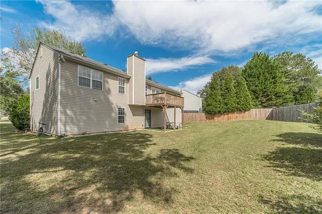 a view of a back yard of the house