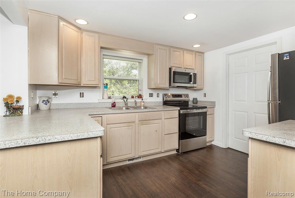 1321 South Genesee Road Burton, MI 48509 - Photo 8 of 28
