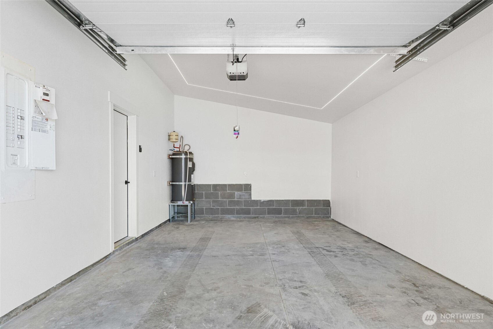 38265 Timber Lane North Lincoln, WA 99147 - Photo 25 of 37 a view of a garage