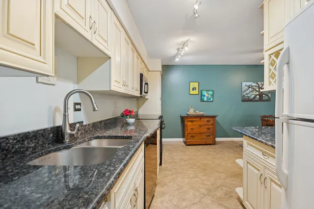 $229,900 | 820 East Old Willow Road, Unit 214, Prospect Heights, IL 60070