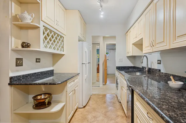 $229,900 | 820 East Old Willow Road, Unit 214, Prospect Heights, IL 60070