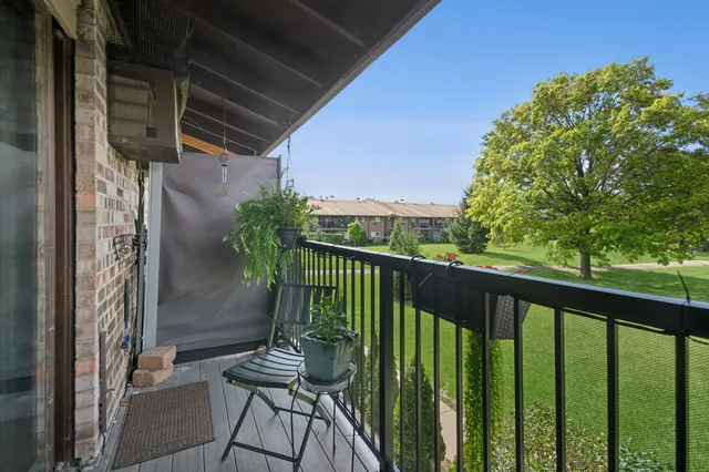 $229,900 | 820 East Old Willow Road, Unit 214, Prospect Heights, IL 60070