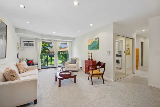 $229,900 | 820 East Old Willow Road, Unit 214, Prospect Heights, IL 60070