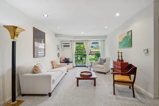 $229,900 | 820 East Old Willow Road, Unit 214, Prospect Heights, IL 60070