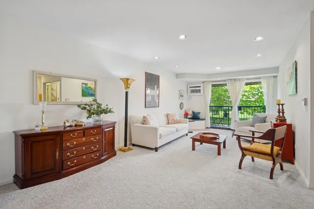 $229,900 | 820 East Old Willow Road, Unit 214, Prospect Heights, IL 60070