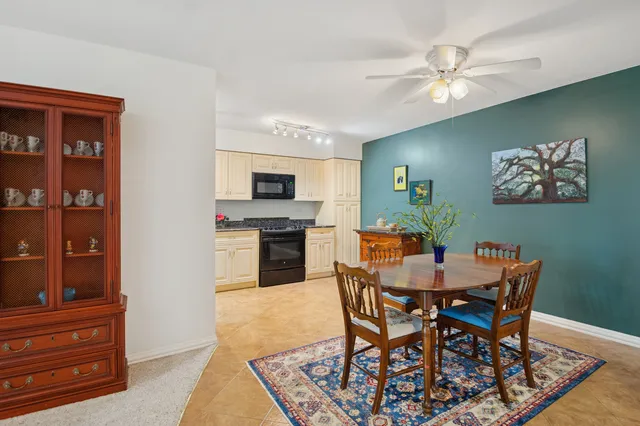 $229,900 | 820 East Old Willow Road, Unit 214, Prospect Heights, IL 60070