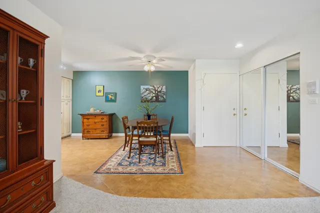 $229,900 | 820 East Old Willow Road, Unit 214, Prospect Heights, IL 60070