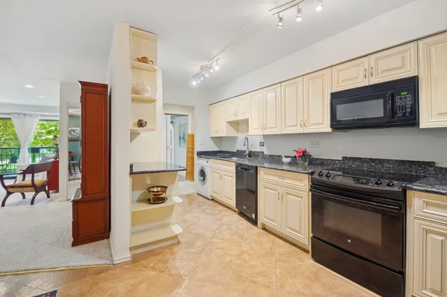 $229,900 | 820 East Old Willow Road, Unit 214, Prospect Heights, IL 60070