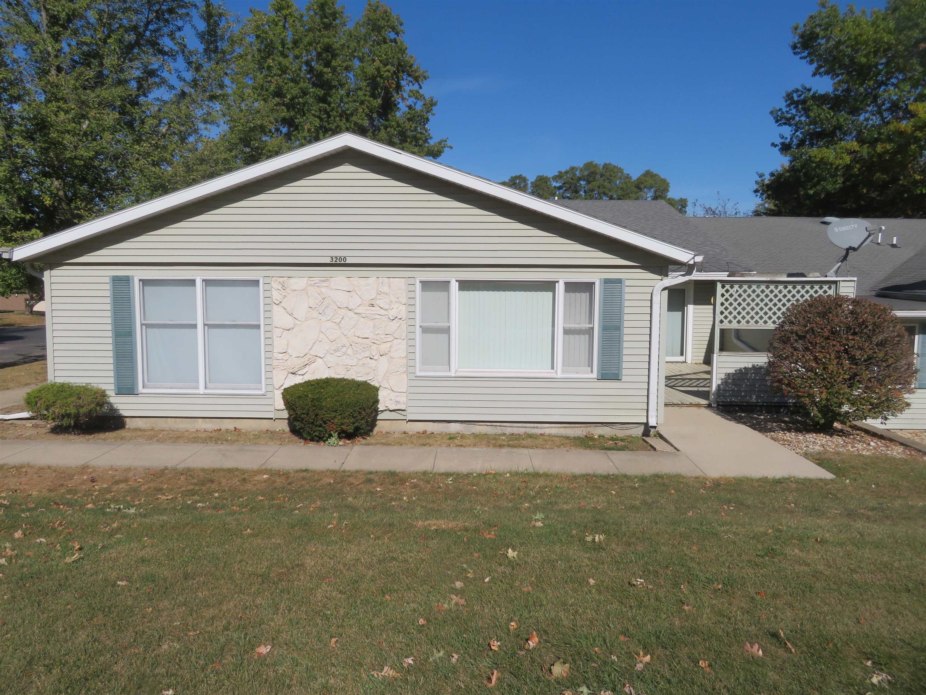 a view of a house with backyard and trees