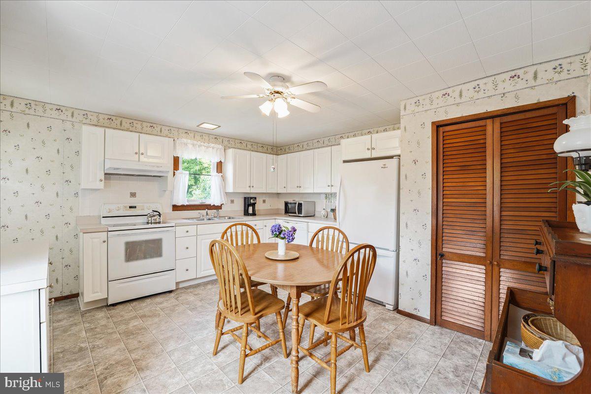 135 Newportville Road Croydon, PA 19021 - Photo 6 of 27 Kitchen