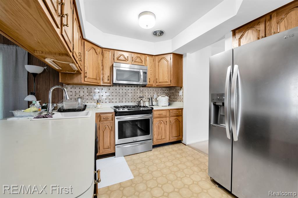 19571 Merriman Road Livonia, MI 48152 - Photo 6 of 24