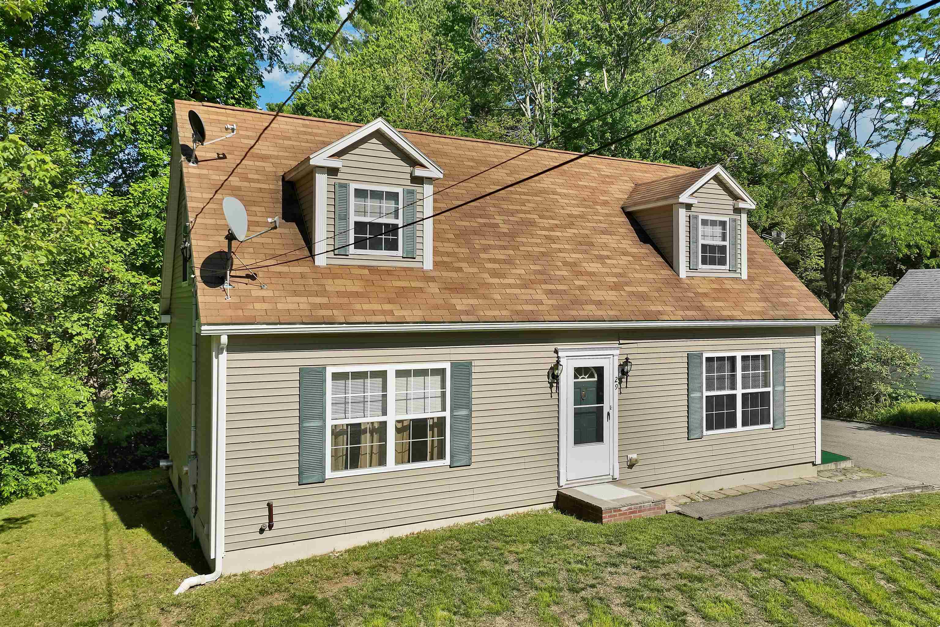 29 Lawrence Road Salem, NH 03079 - Photo 2 of 29