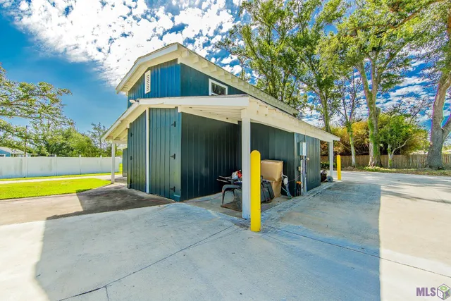 $990,000 | 1621 Bayou Black Drive, Houma, LA 70360