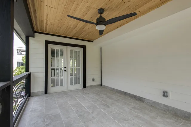 a view of an entryway with a livingroom