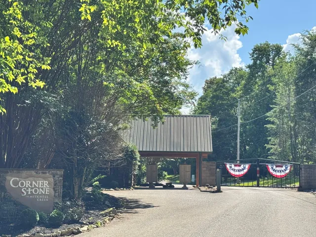 a sign that is sitting on a brick wall