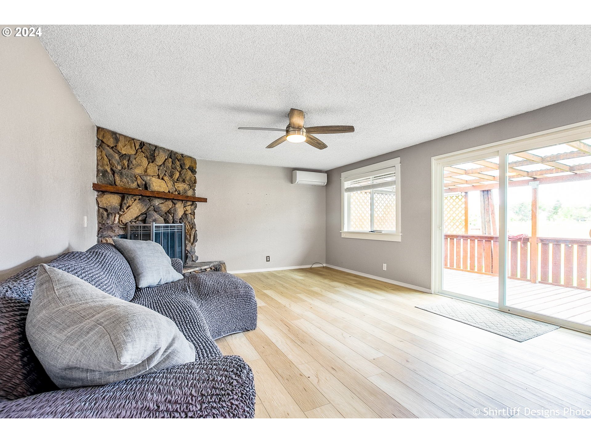 4830 Camellia Street Springfield, OR 97478 - Photo 9 of 22 Family Room