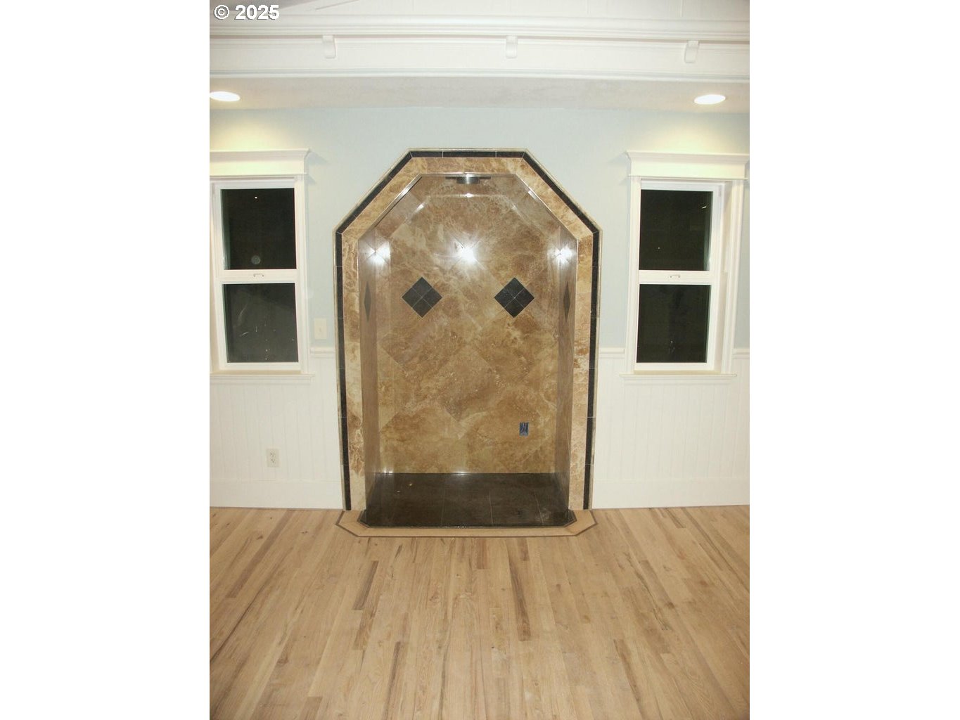 409 Evergreen Avenue Garibaldi, OR 97118 - Photo 33 of 48 a view of a livingroom with wooden floor