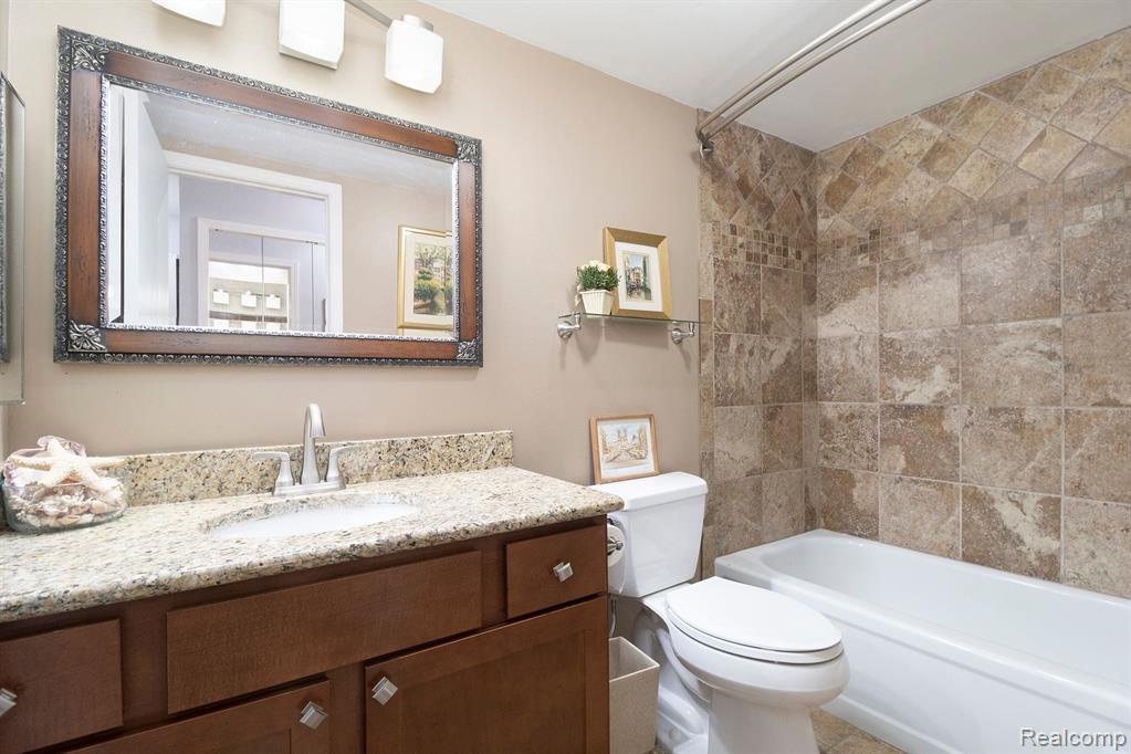29652 Middlebelt Road, Unit 36 Farmington, MI 48334 - Photo 2 of 20