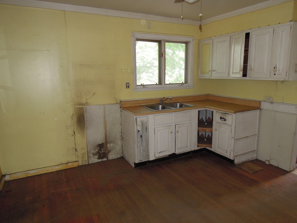 45 Wilton Street Springfield, MA 01109 - Photo 9 of 21