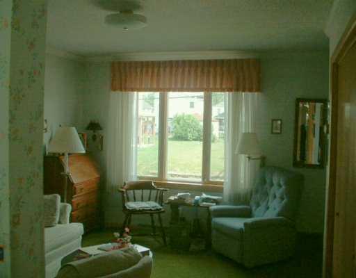 566 Jefferson Street Rochester, PA 15074 - Photo 3 of 6 Living Room.