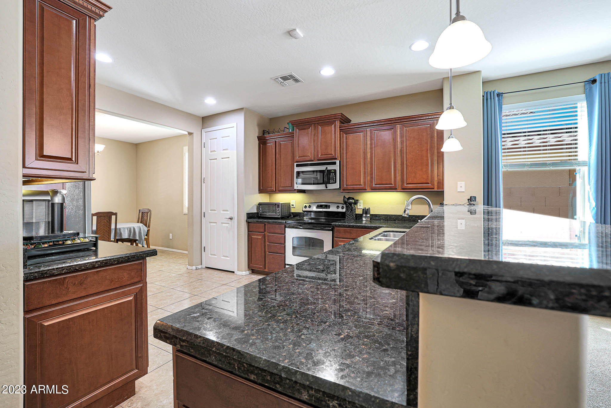 16072 West Almeria Road Goodyear, AZ 85395 - Photo 4 of 33 B (9)