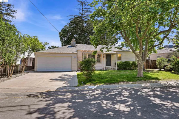 a view of a house with yard and tree s