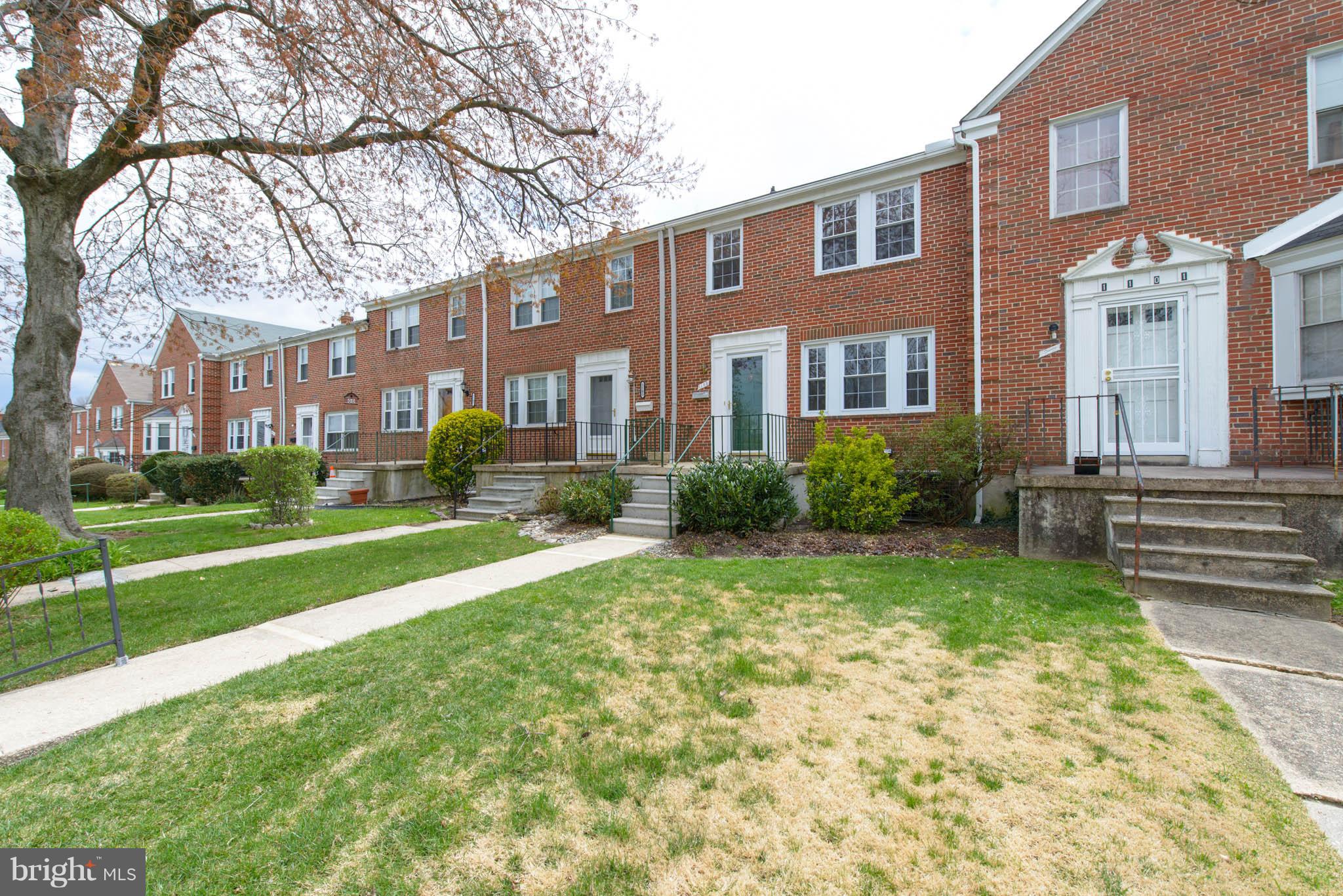Located across from a park w/ loads of parking!