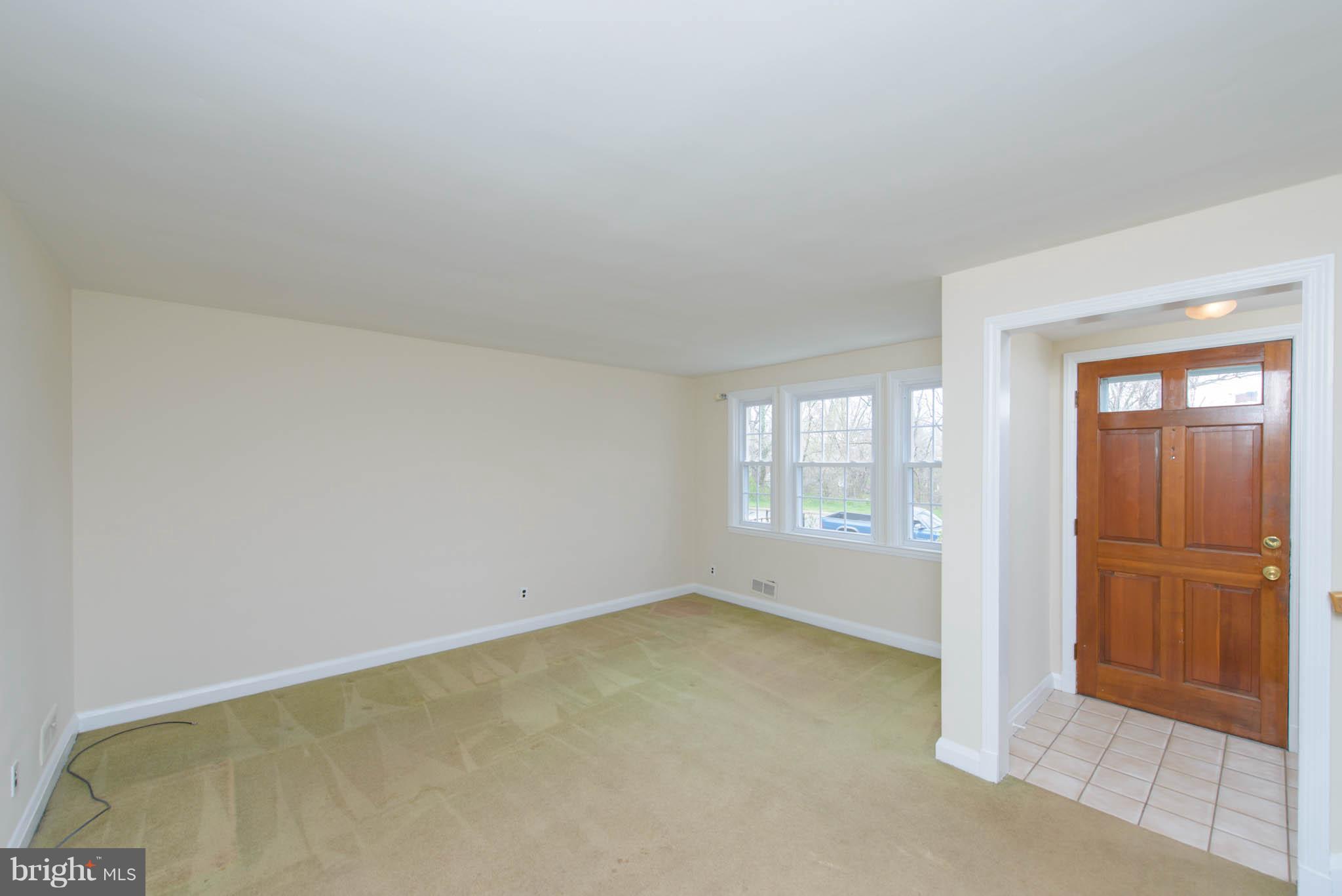 Tile Entry Foyer w/coat closet