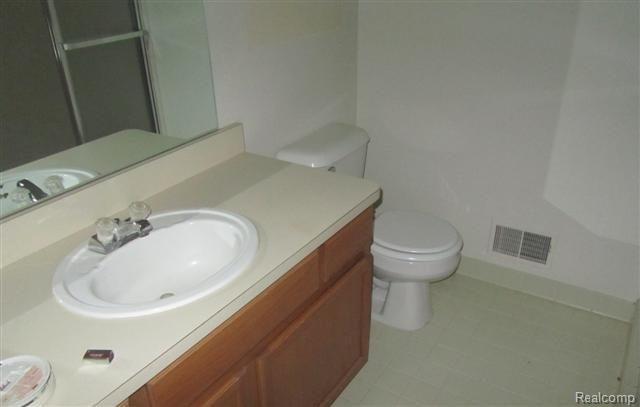 20 Pine Tree Ridge Waterford, MI 48327 - Photo 4 of 6 bath 2.JPG