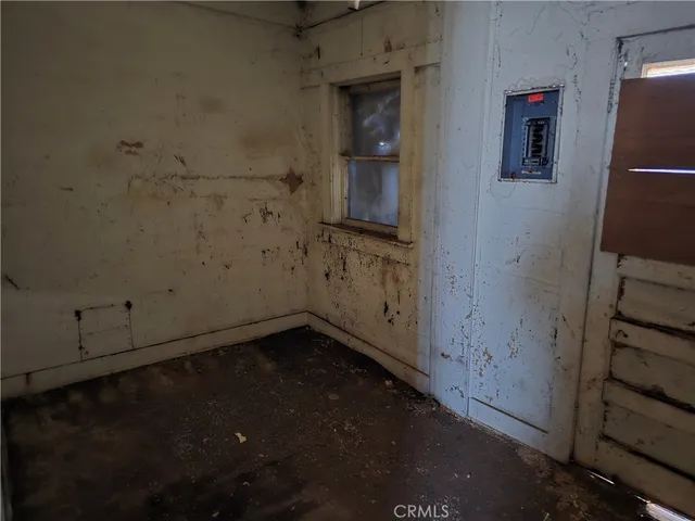 an empty room with an empty space