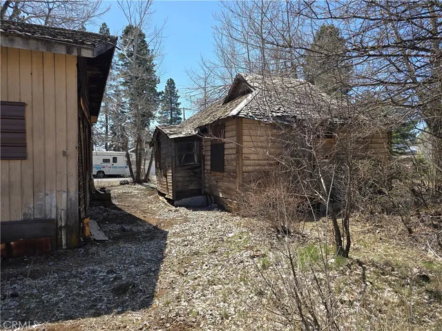 a view of a back yard of the house