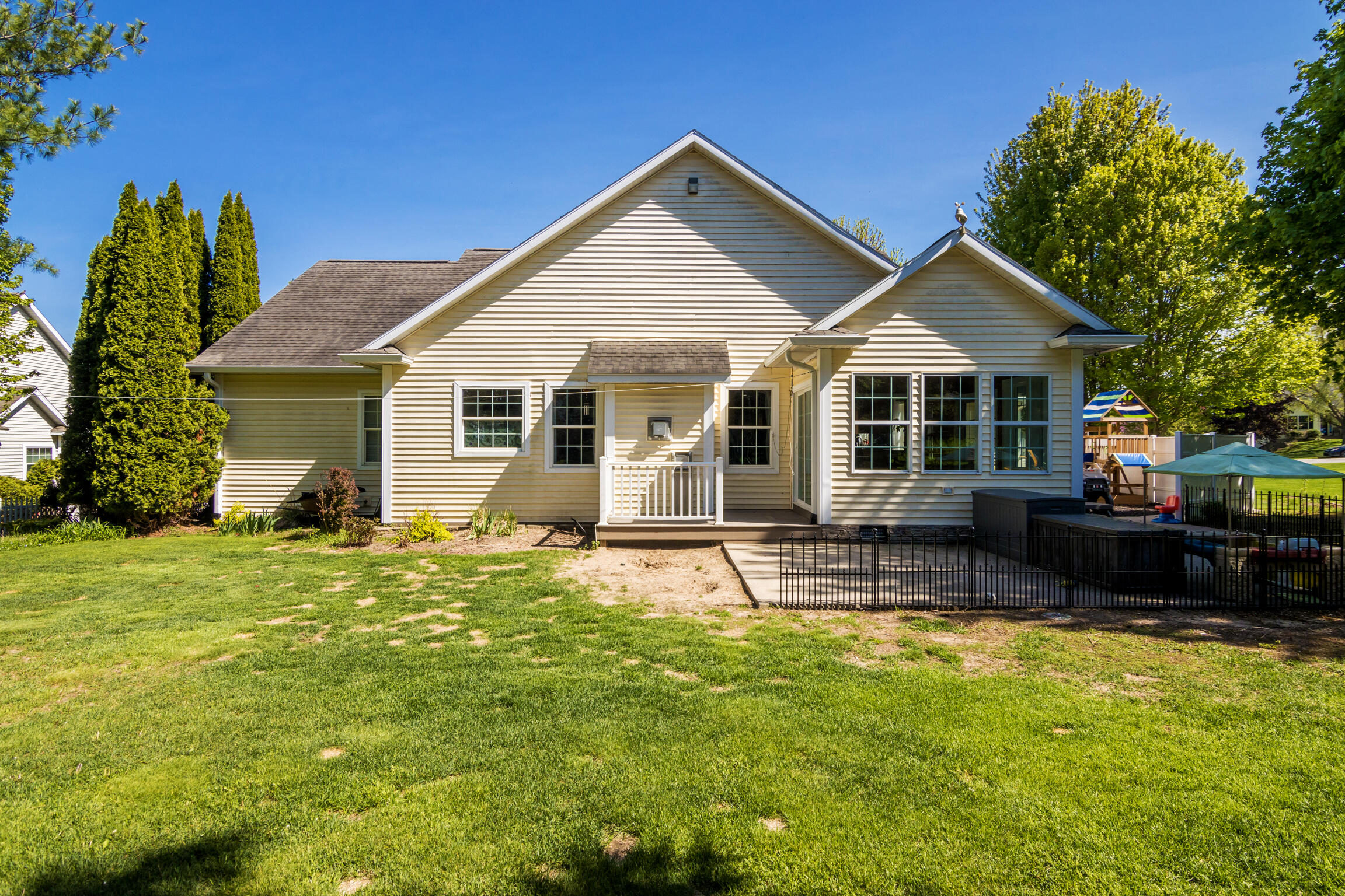 3846 Stone Ridge Drive Traverse City, MI 49684 - Photo 49 of 58 54-Scene-54