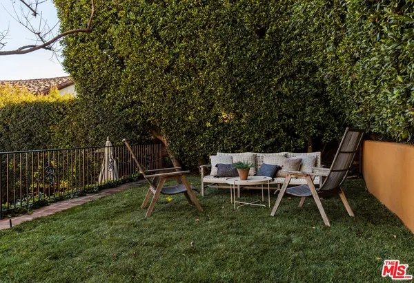 a chairs and a table in a backyard