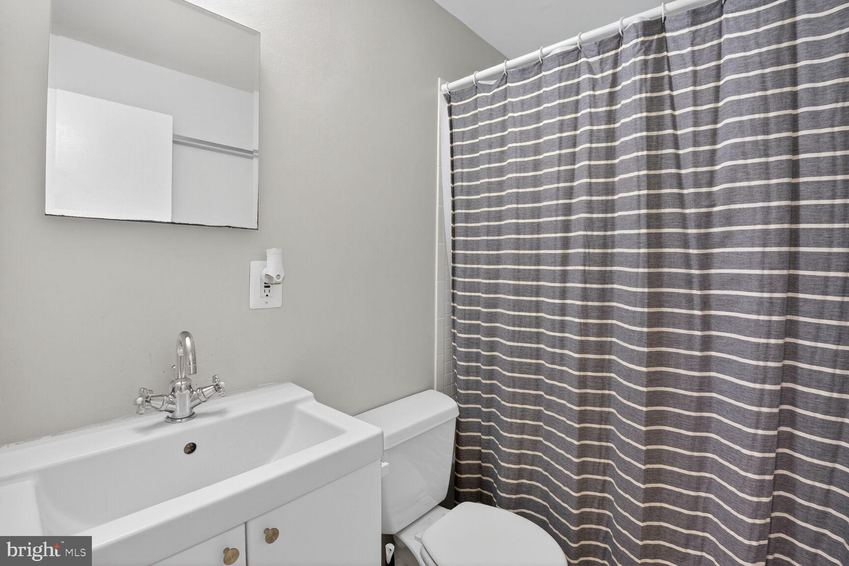 9900 Fernwood Road Bethesda, MD 20817 - Photo 29 of 39 a bathroom with a sink a toilet and mirror