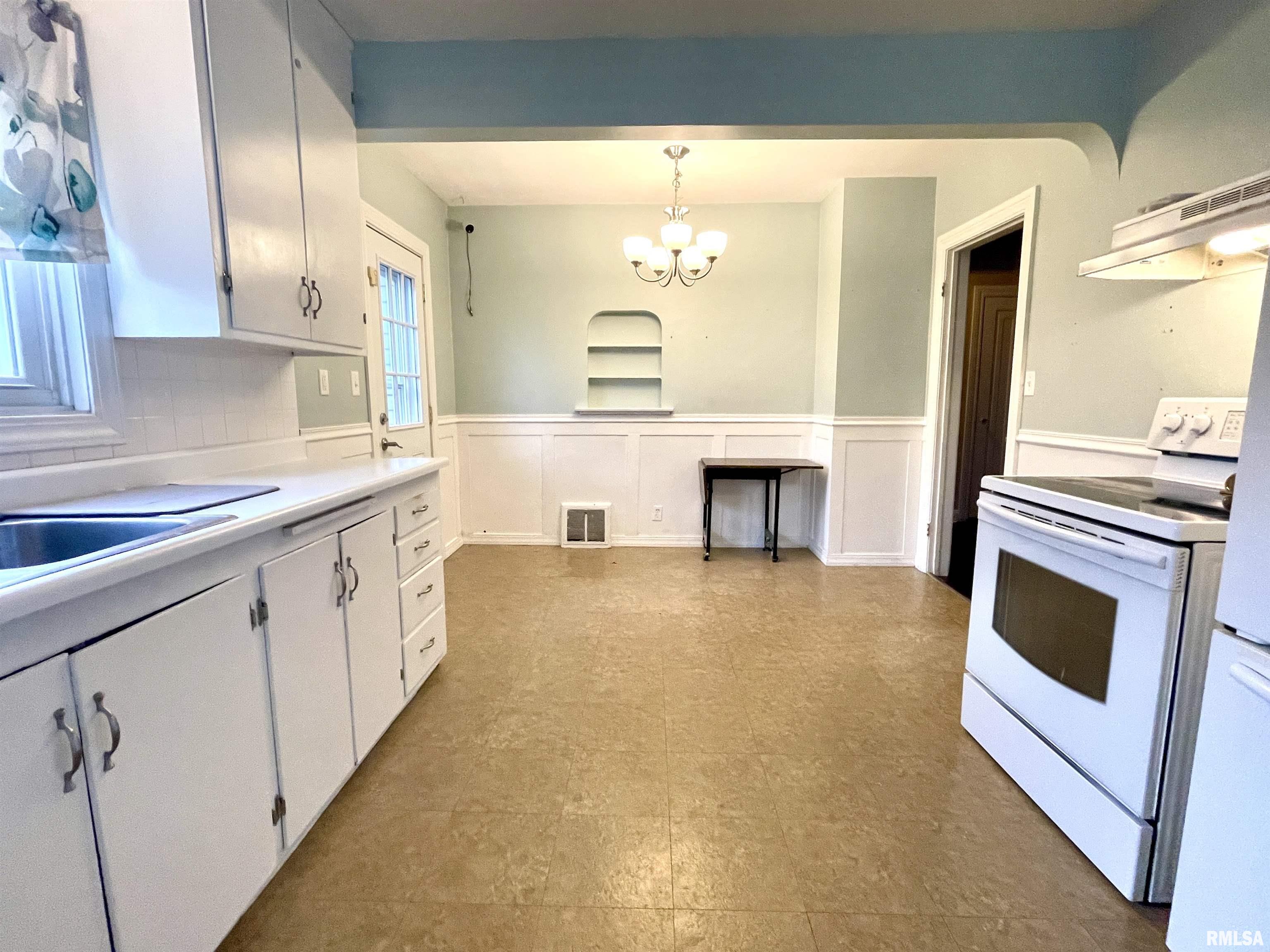 1328 West Circle Road Peoria, IL 61604 - Photo 11 of 40
