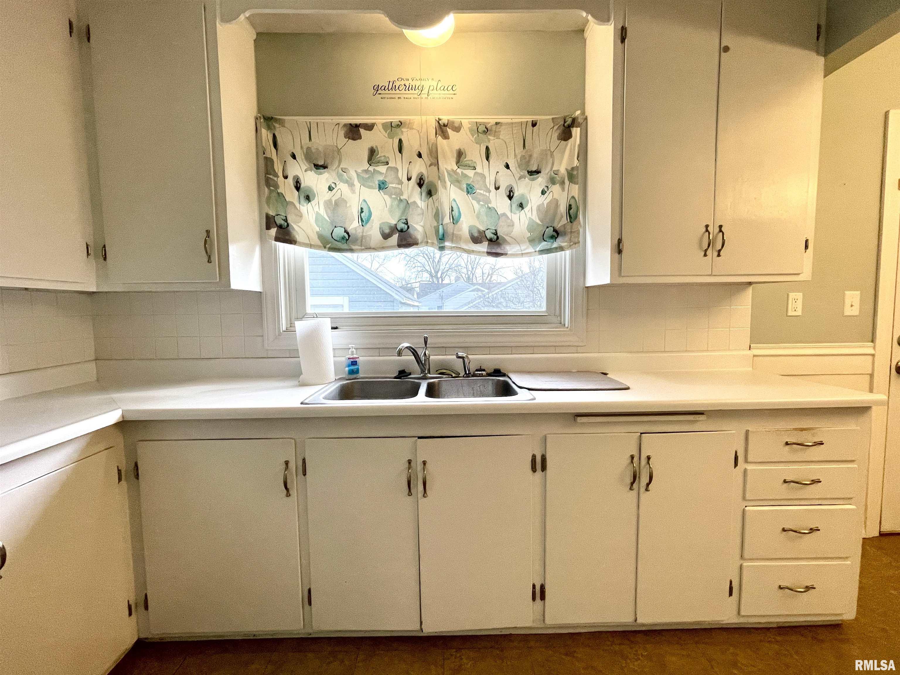 1328 West Circle Road Peoria, IL 61604 - Photo 13 of 40