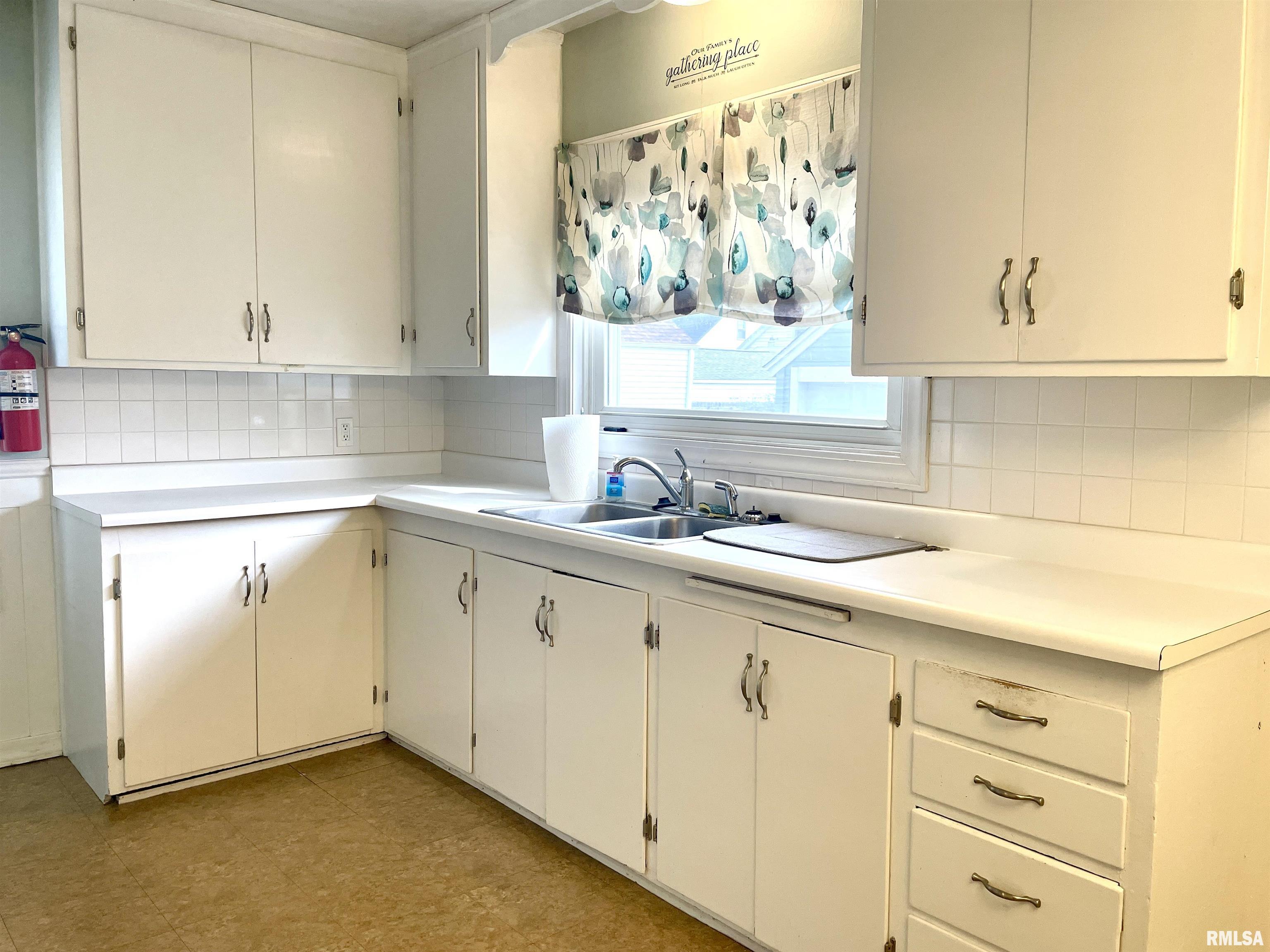 1328 West Circle Road Peoria, IL 61604 - Photo 14 of 40