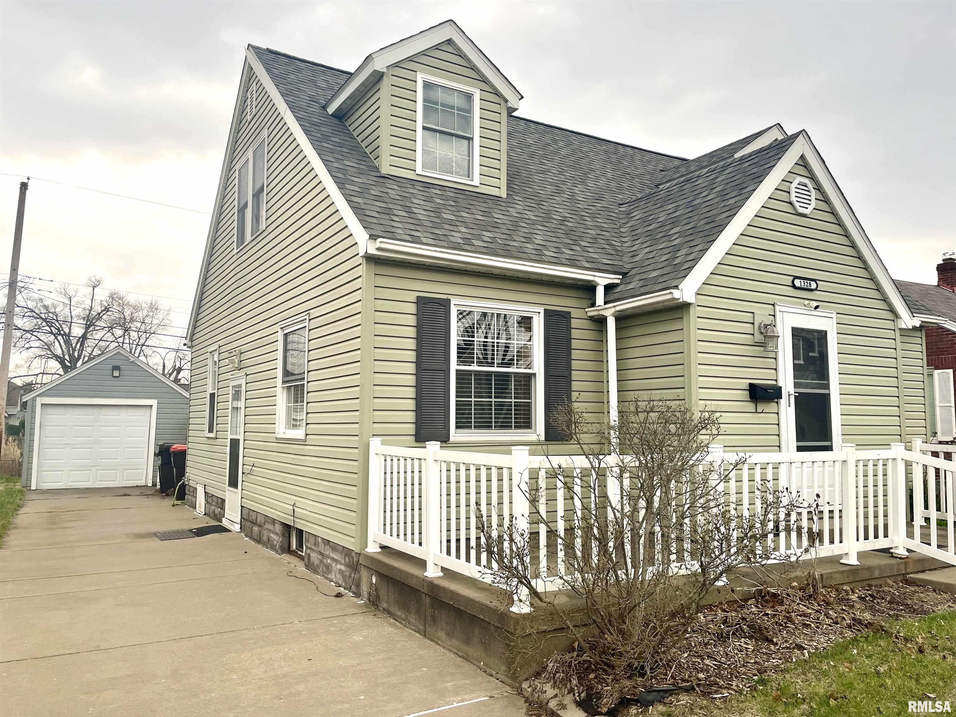 1328 West Circle Road Peoria, IL 61604 - Photo 3 of 40