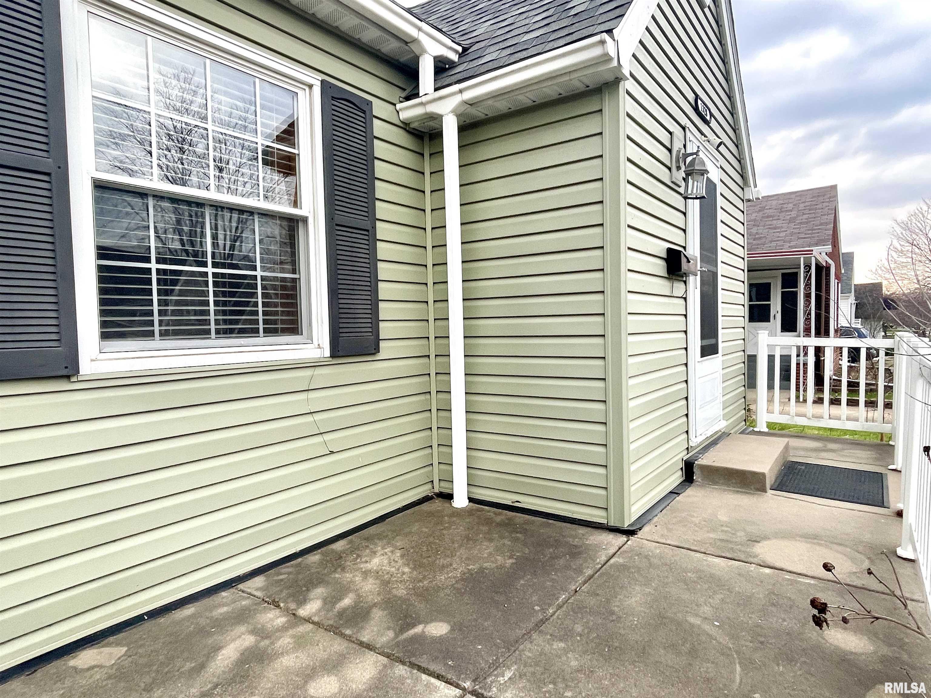 1328 West Circle Road Peoria, IL 61604 - Photo 5 of 40