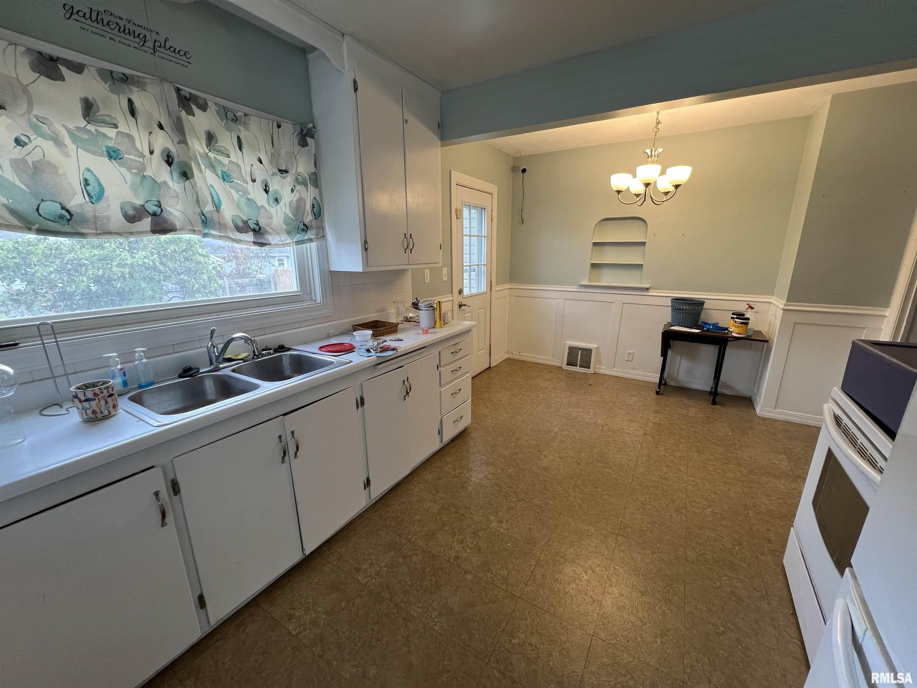 1328 West Circle Road Peoria, IL 61604 - Photo 5 of 21