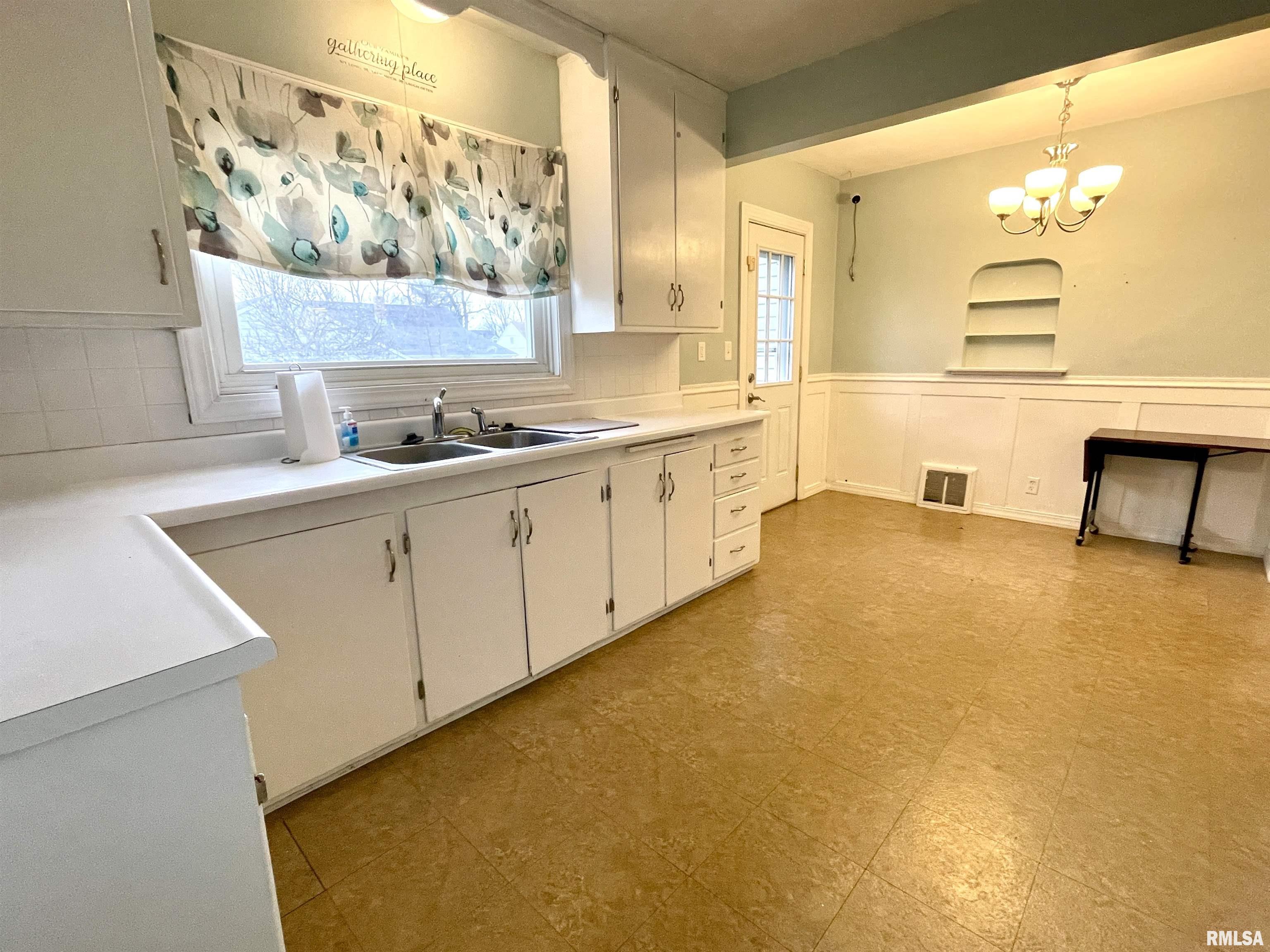 1328 West Circle Road Peoria, IL 61604 - Photo 10 of 40