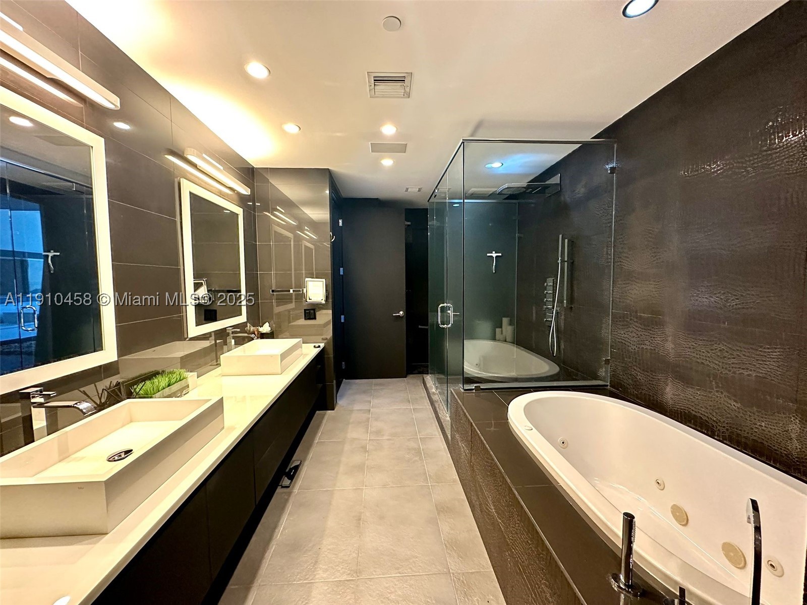 Undisclosed Address Miami, FL 33131 - Photo 6 of 26 Gallery Image 6