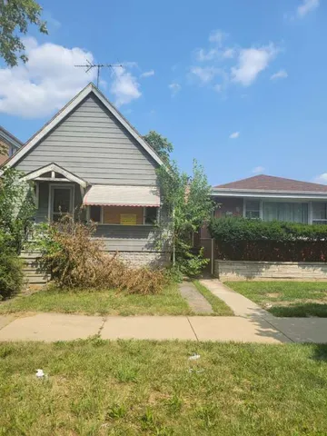 a view of a house with a yard and plants